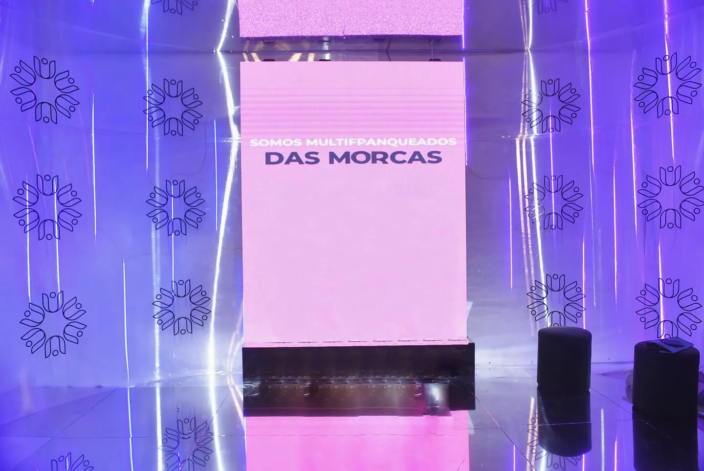 Cenografia de palco iluminada