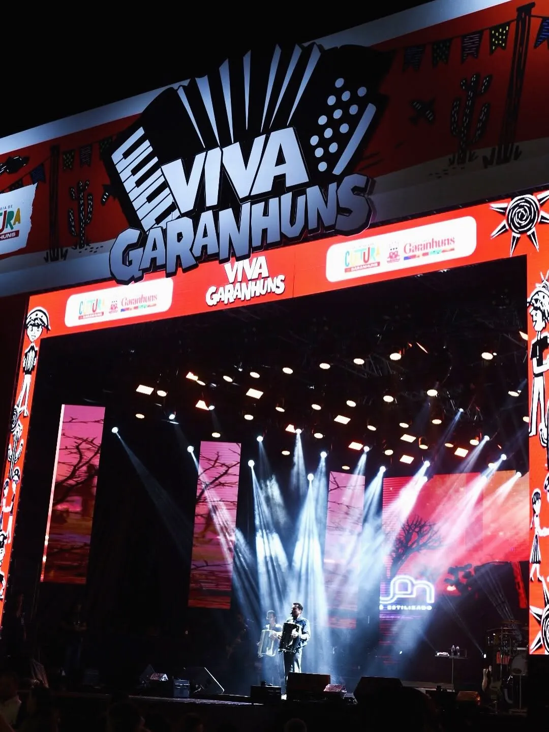 Palco de evento com iluminação em Garanhuns
